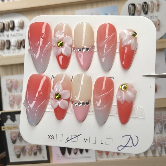 Elegant Press-On Nails Set with Diamond And Floral Design - Picture 6 of 11